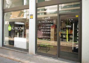 Qué incluye exactamente el asesoramiento nutricional en Sitges El servicio de Asesoramiento nutricional Sitges en Fit Nutrición Sitges es mucho más que una simple receta de dieta. De entrada, su tienda ofrece suplementos nutricionales de máxima calidad, pero lo que realmente marca la diferencia es el plan personalizado y el acompañamiento. Así lo cuentan en su web: “asesoramiento personalizado en nutrición y deporte con nuestros expertos” fitnutricionsitges.com . Su propuesta es clara: Entrevista inicial, para conocer tu día a día y tus metas. Análisis corporal (peso, composición, movilidad…). Plan nutricional adaptado, con macros, comidas tipo y timing. Seguimiento constante, para ajustar curvas 😊. Asesoramiento sobre suplementos, si quieres potenciarlos de forma segura. El resultado es siempre un servicio personalizado, alineado con tu vida y tus expectativas. ¿Por qué elegir Asesoramiento nutricional Sitges en Fit Nutrición? Primero, porque combinan nutrición deportiva y alimentación saludable en un mismo sitio, y su objetivo es ayudarte “a cumplir tus objetivos” cemaclinicvilanova.es fitnutricionsitges.com +1 fitnutricionsitges.com +1 . Segundo, porque hay presencia de un profesional que entiende de culturismo —Usman— y de comida saludable sin rollos ni complicaciones. Y tercero, porque el clima y estilo de Sitges se reflejan en su forma de trabajar: planes adaptados para poder disfrutar de la ciudad, la playa y el estilo mediterráneo. Si te preocupan tanto la pérdida de grasa como el ganar masa muscular o simplemente comer mejor, aquí tienes todo lo que necesitas en un mismo sitio.